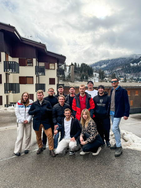 Un séminaire givré pour l’équipe KapitalCar’e. Entre atelier sur la communication, maîtrise des émotions et défis en montagne, la cohésion d’équipe était au rendez-vous !