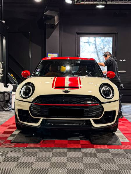 À Lyon, offrez à votre Mini John Cooper Works un style unique et une protection durable. Spécialiste du covering et du film transparent ultra-résistant, notre atelier réalise une pose précise pour un rendu sportif, élégant et personnalisé.