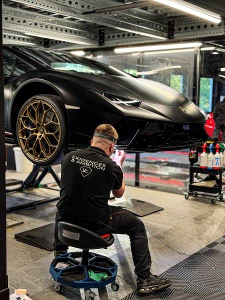 Skid plates Lamborghini Huracán à Lyon : KapitalCar'e protège lame avant contre dos-d'âne et rayures avec précision experte.