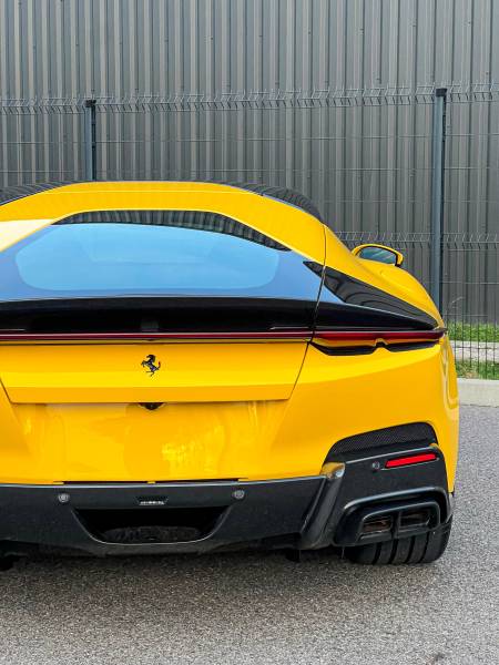 KapitalCar’e, expert à Lyon, restaure les courbes parfaites d’une Ferrari grâce au débosselage sans peinture, rapide et sans altération de la peinture.