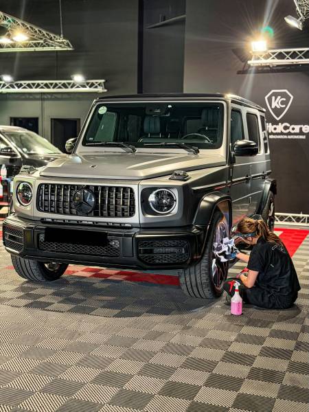 KapitalCare, expert en detailing intérieur et extérieur à Lyon, prend en charge votre Mercedes-Benz G63 AMG de A à Z. Polissage, céramique, cuirs, moquettes — un résultat showroom garanti dans nos ateliers Lyon Sud et Lyon Nord.