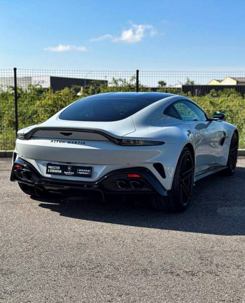 Pose d'un film de protection sur la carrosserie sur une Aston Martin V8 Vantage
