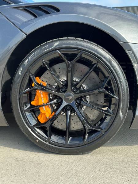 Personnalisation des jantes sur mesure sur une McLaren Artura à Lyon