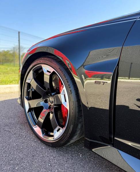 Polissage sur voiture noire pour avoir une carrosserie lisse et brillante proche de Lyon