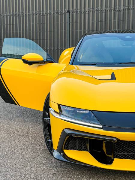 À Lyon, KapitalCar’e redonne éclat à une Ferrari grâce au débosselage sans peinture, une technique précise et 100 % respectueuse de la carrosserie.