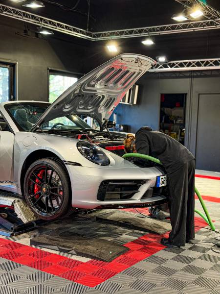 À Lyon, KapitalCar’e propose un nettoyage intérieur expert pour éliminer poils de chien, terre et saletés incrustées, et retrouver un habitacle impeccable.