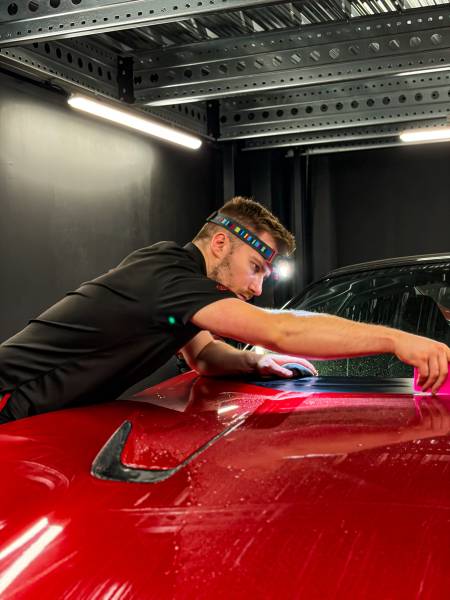 Pare-chocs, capot, ailes, phares protégés par film transparent ultra-résistant. Carrosserie, jantes et vitres en traitement céramique. Expert Ferrari dans les Monts d'Or — KapitalCar'e.