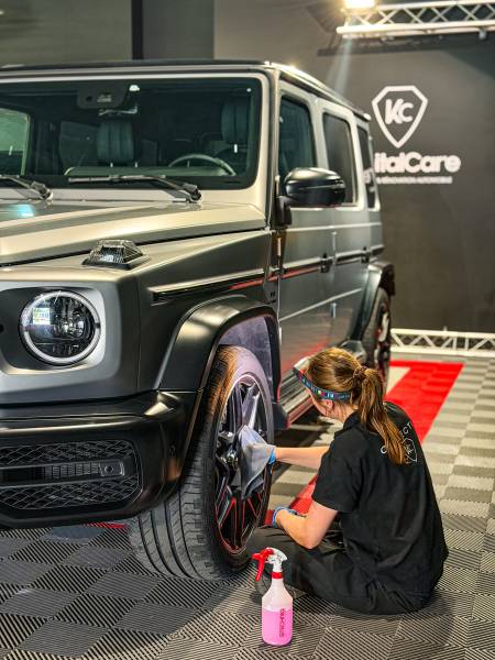 Detailing intérieur et extérieur sur Mercedes-Benz G63 AMG : faites confiance aux experts KapitalCare à Lyon. Carrosserie, habitacle, jantes — tout est traité avec soin dans nos ateliers Lyon Sud et Lyon Nord.