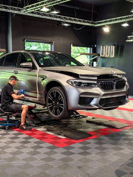 Découvrez les bienfaits du polissage professionnel sur votre BMW M5 avec KapitalCare à Lyon. Correction des micro-rayures, effet miroir, profondeur de couleur restaurée.