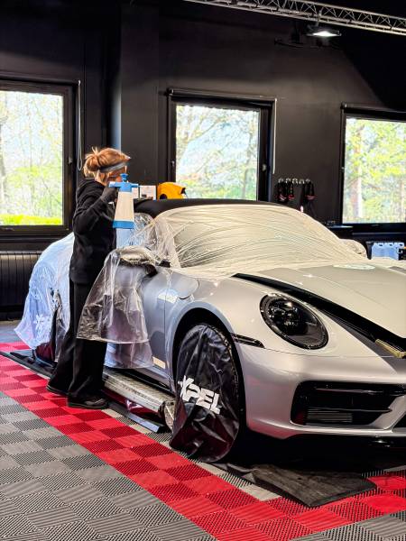 Découvrez à Lyon le savoir-faire de KapitalCar'e : un traitement hydrophobe innovant pour préserver et sublimer la capote d'une Porsche.