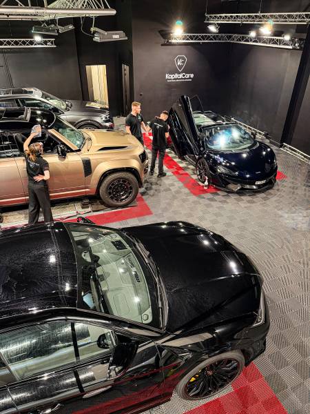 Contrat detailing voitures à Lyon : KapitalCar'e propose Maintenance Wash, lavage complet mensuel 10 fois + 1 gratuit pour valeur et éclat durable.