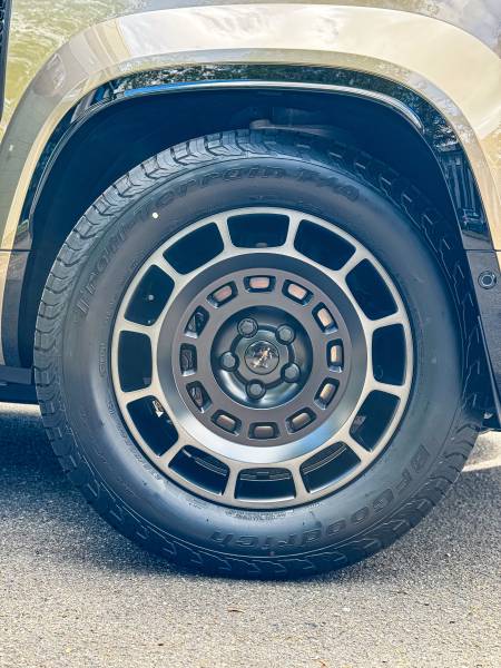 Defender Octa traitement céramique Lyon : KapitalCar'e sublime peinture premium, renforce protection tout-terrain et valorise performances V8 extrêmes.