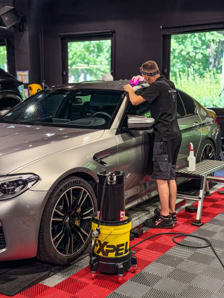 KapitalCare pose le film de protection PPF sur votre BMW M5 dans son atelier Lyon Sud à Saint-Fons. Protection invisible, résistance maximale, techniciens certifiés.