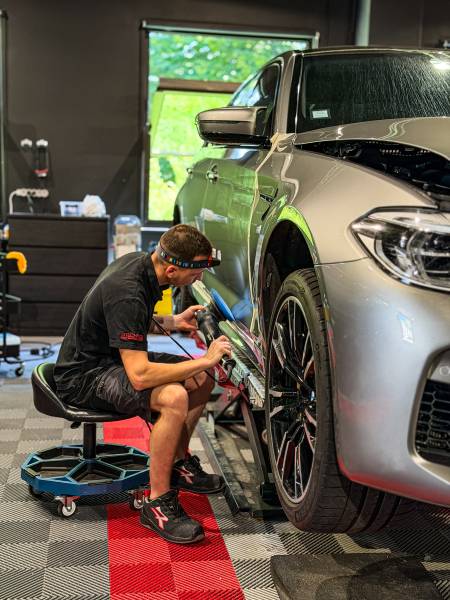 Votre BMW M5 mérite une peinture parfaite. KapitalCare Lyon élimine chaque défaut grâce au polissage professionnel dans ses ateliers Lyon Sud et Lyon Nord