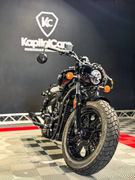KapitalCare Lyon applique un traitement céramique Gtechniq sur l'Indian Scout pour une protection durable et une brillance sublimée. Ateliers Lyon Sud et Lyon Nord. Expertise moto et auto réunie à Lyon.