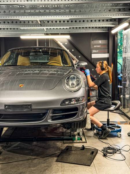 Découvrez les avantages du polissage professionnel sur votre Porsche 911 avec KapitalCare à Lyon. Brillance retrouvée, micro-rayures corrigées, profondeur de couleur sublimée.