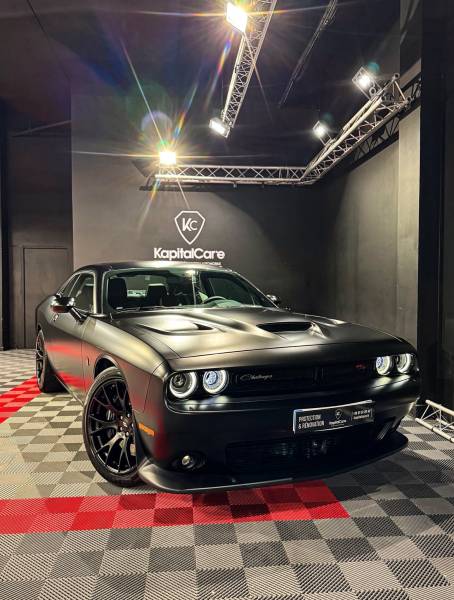 Transformation d'un noir brillant en noir mat sur cette Dodge Challenger