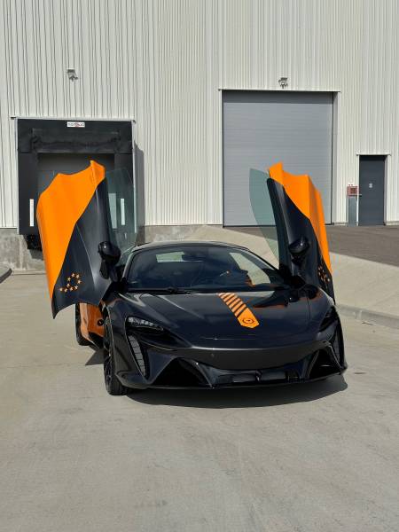 Durabilité et éclat grâce à une nouvelle teinte de peinture sur les jantes d'une McLaren Artura