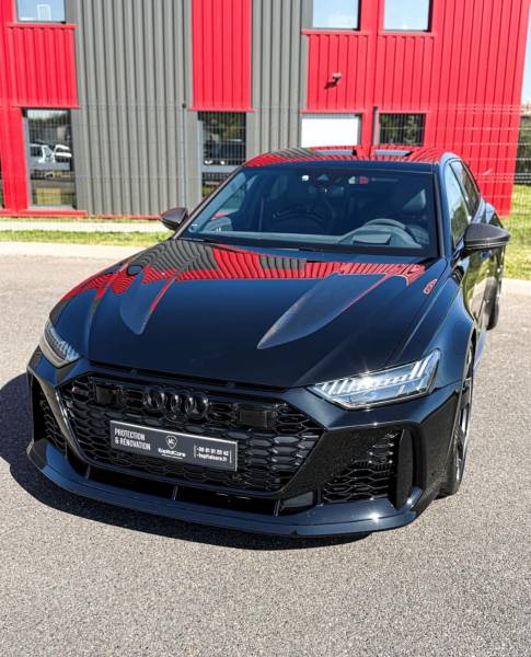 Polissage professionnel sur une Audi RS6 noire sur mesure