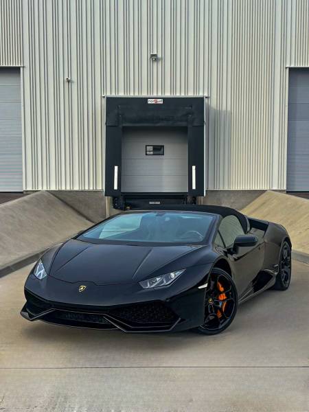 Eliminer les micro-rayures grâce à un polissage et un lustrage de précision sur une Lamborghini à Lyon