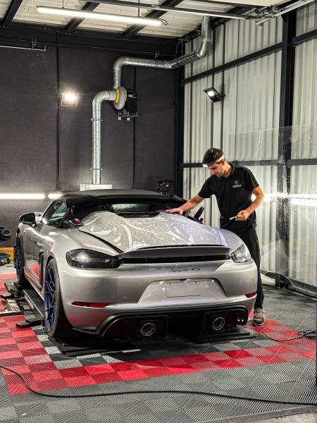 Pose d'un film de protection transparent ultra-résistant Xpel sur une Porsche 718 Spyder à Lyon