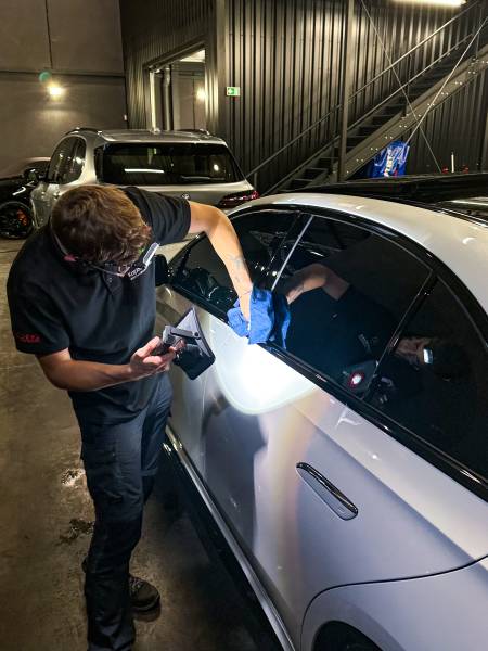  À Lyon, KapitalCar'e propose un débosselage sans peinture voiture rapide pour les sinistres légers et la grêle. Contactez nos spécialistes pour redonner vie à votre carrosserie.