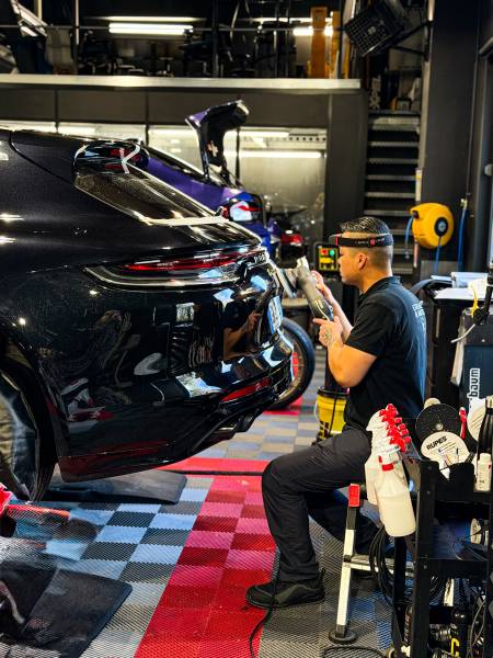 À Lyon, sublimez votre Porsche Panamera avec un polissage expert. Nos spécialistes du detailing redonnent au vernis sa pureté, sa brillance et son éclat d’origine. Profitez d’un service haut de gamme pour protéger et mettre en valeur votre véhicule de pre