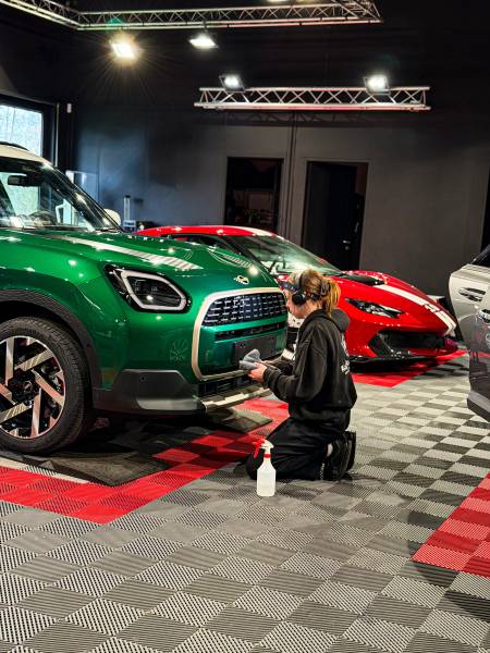 Le meilleur du Detailing intérieur et extérieur à Lyon : nettoyage précis, finitions brillantes et protection durable. Cliquez pour réserver.