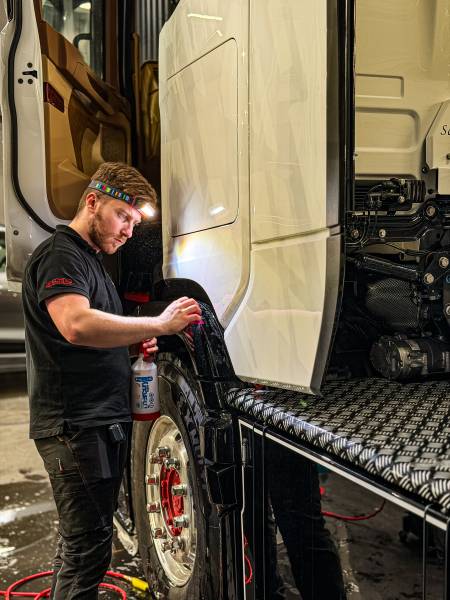 Film de protection pour camions à Lyon : KapitalCar’e préserve la peinture, réduit les dégâts du quotidien et maintient une image professionnelle irréprochable.