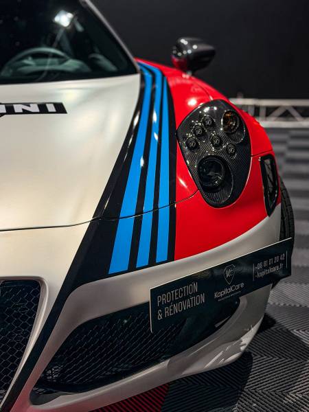 Bandes déco Martini Racing Alfa Romeo 4C Lyon : KapitalCar'e pose stickers, autocollants et kit racing pour style iconique et protection optimale. Devis gratuit !