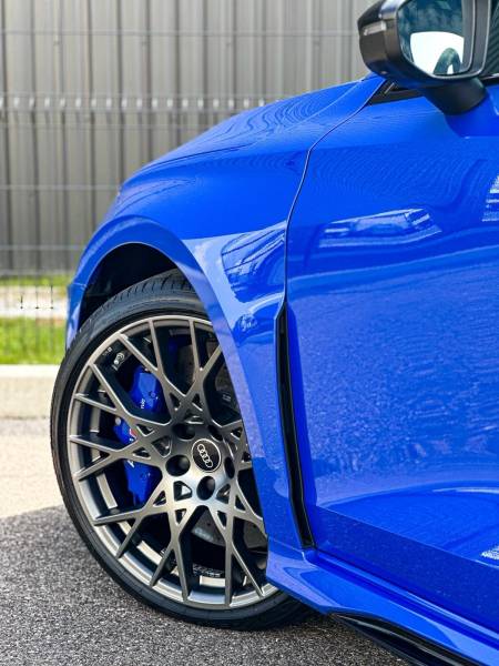 Polissage Audi RS3 Lyon : révélez l’éclat de votre peinture puis protégez-la avec un traitement céramique et un film sur le bloc avant.