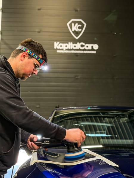 Polissage automobile Saint-Étienne : KapitalCar'e restaure brillance peinture et prépare au traitement céramique pour protection hydrophobe et éclat showroom durable.