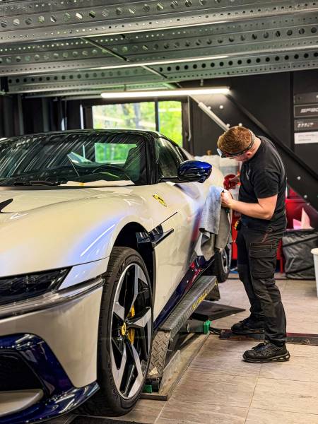 Ferrari 12Cilindri à Lyon ? KapitalCar'e pose un film de protection transparent et ultra-résistant sur votre supercar. Barrière invisible contre impacts et rayures, vernis d'origine préservé. Résultat parfait, pose certifiée. Contactez nos experts pour un
