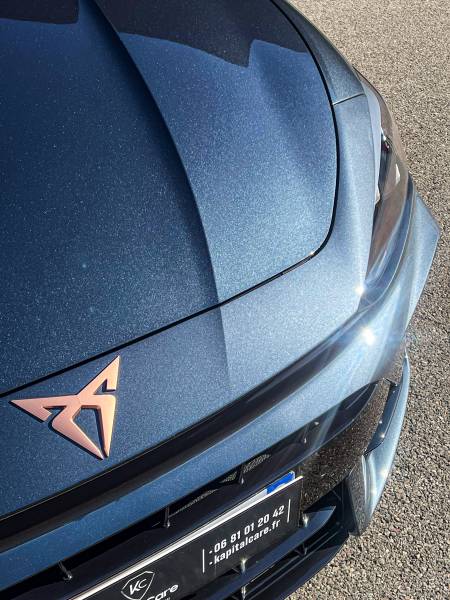 À Villefranche-sur-Saône, KapitalCar'e associe traitement céramique et film de protection pour une carrosserie blindée. Hydrophobie, résistance aux UV, brillance miroir et protection contre les impacts — la solution complète pour votre véhicule. 