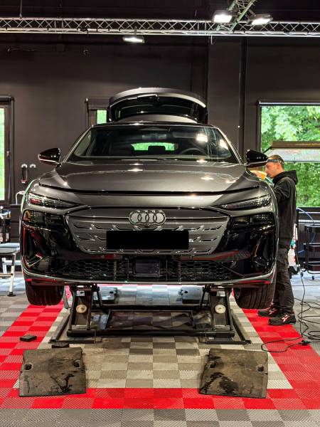 Polissage Audi professionnel à Lyon : suppression des micro-rayures, restauration de la brillance, traitement adapté neuf et occasion.
