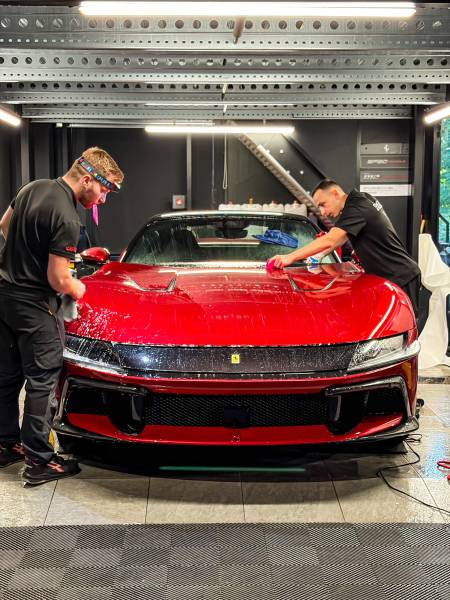 KapitalCar'e protège votre Ferrari 12Cilindri dans les Monts d'Or : film PPF transparent sur le bloc avant, traitement céramique sur la carrosserie, les jantes et les vitres.