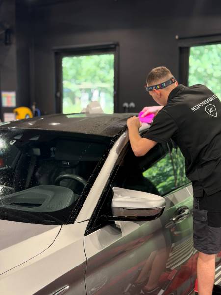 Protégez la carrosserie de votre BMW M5 avec le film PPF posé par les experts KapitalCare à Saint-Fons. Résultat invisible, peinture préservée, valeur maintenue.