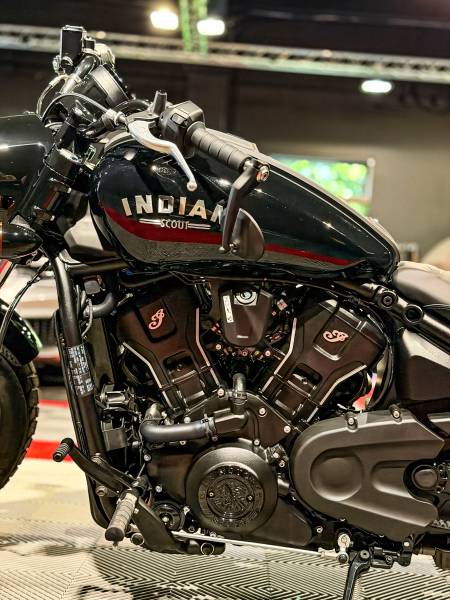Protégez l'élégance de votre Indian Scout avec le traitement céramique Gtechniq posé par les experts KapitalCare à Lyon. Résistance, brillance et facilité d'entretien garanties dans nos ateliers Lyon Sud et Lyon Nord.