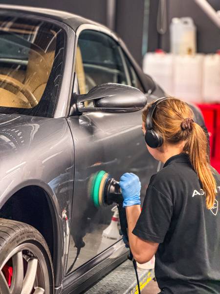 KapitalCare à Lyon redonne à votre Porsche 911 tout son éclat grâce à un polissage professionnel de précision. Swirl marks et défauts de peinture corrigés. 