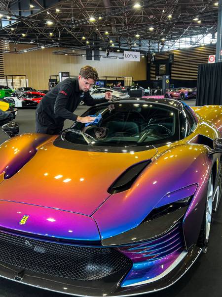 Entretien des véhicules Ferrari, Porsche, Cupra et BMW lors du Salon de l'Auto 2025