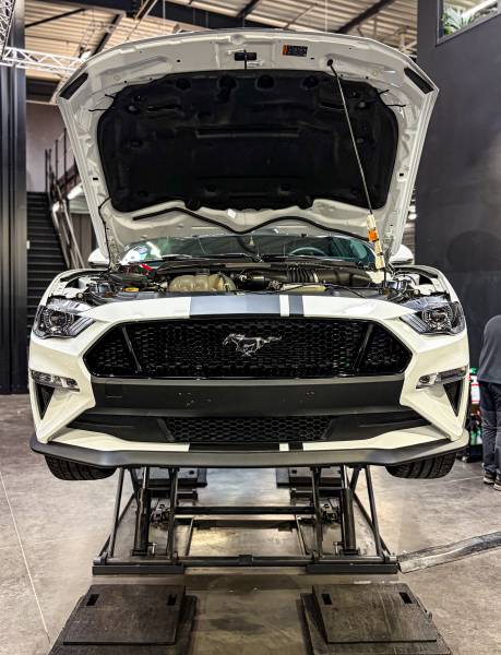 Muscle car Mustang protection Lyon : KapitalCar'e applique céramique haute performance pour éclat durable, anti-rayures et valorisation icône américaine.