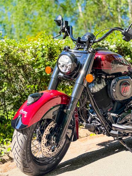 Polissage professionnel de votre Indian Chief 125e Anniversaire à Lyon par KapitalCar'e. Nos techniciens experts éliminent micro-rayures et oxydation pour retrouver l'éclat d'origine de cette édition limitée collector. Prenez contact maintenant pour un de