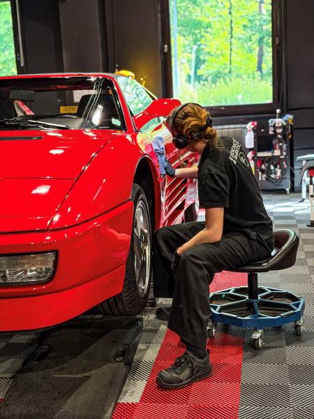 Votre Ferrari 348 GTS mérite une protection céramique experte à Lyon. Préservez sa peinture, sa valeur et son éclat avec notre savoir-faire.