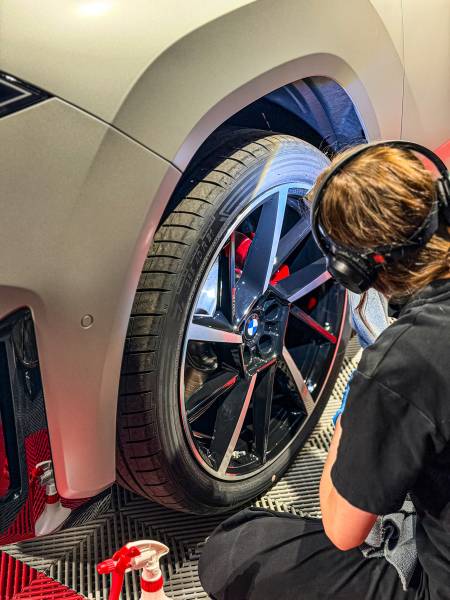 Protégez et sublimez votre BMW iX3 avec le traitement céramique expert de KapitalCare à Lyon. Carrosserie brillante, vitres déperlantes, jantes impeccables. Deux ateliers à Lyon Sud et Lyon Nord pour un résultat premium.