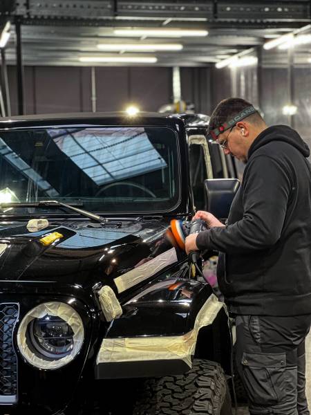 Redonnez à votre Jeep Wrangler Rubicon 392 à Lyon tout son éclat d’origine grâce à un polissage de carrosserie haut de gamme. Travail précis, lustrage contrôlé, brillance durable. Faites confiance aux experts du polissage sur les Jeep pour une finition ir