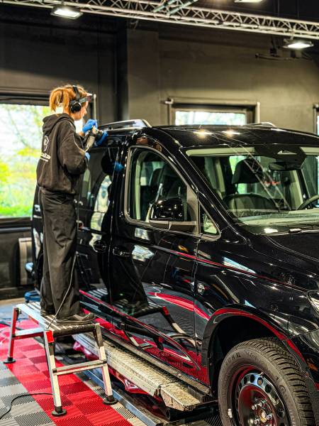 Polissage Volkswagen Caddy Villefranche : KapitalCar'e restaure brillance teintes foncées, élimine micro-rayures et protège utilitaire durablement.