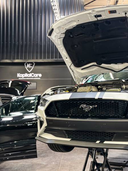 Traitement céramique Ford Mustang Lyon : KapitalCar'e protège muscle car américain contre sel, UV, insectes pour brillance showroom et entretien ultra-facile.