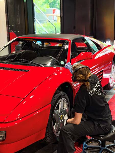 Application de traitement céramique sur Ferrari 348 GTS à Lyon. Protection longue durée, brillance incomparable et préservation de la peinture d'origine.