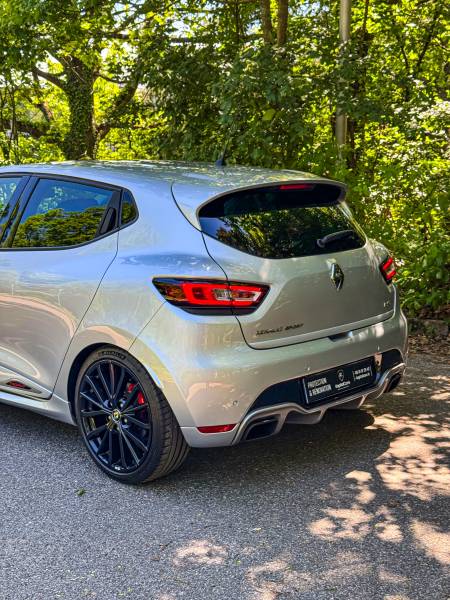 Protégez votre Clio RS Trophy avec un traitement céramique à Lyon : effet hydrophobe, anti-UV, résistance chimique et brillance durable. KapitalCar'e, spécialiste carrosserie.