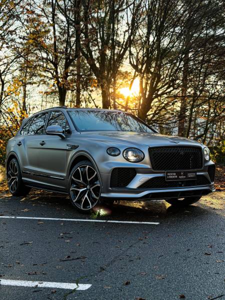 Préservez la brillance et la prestance de votre SUV de luxe avec nos experts du film de protection Bentley Bentayga à Lyon. Contactez-nous pour un devis.